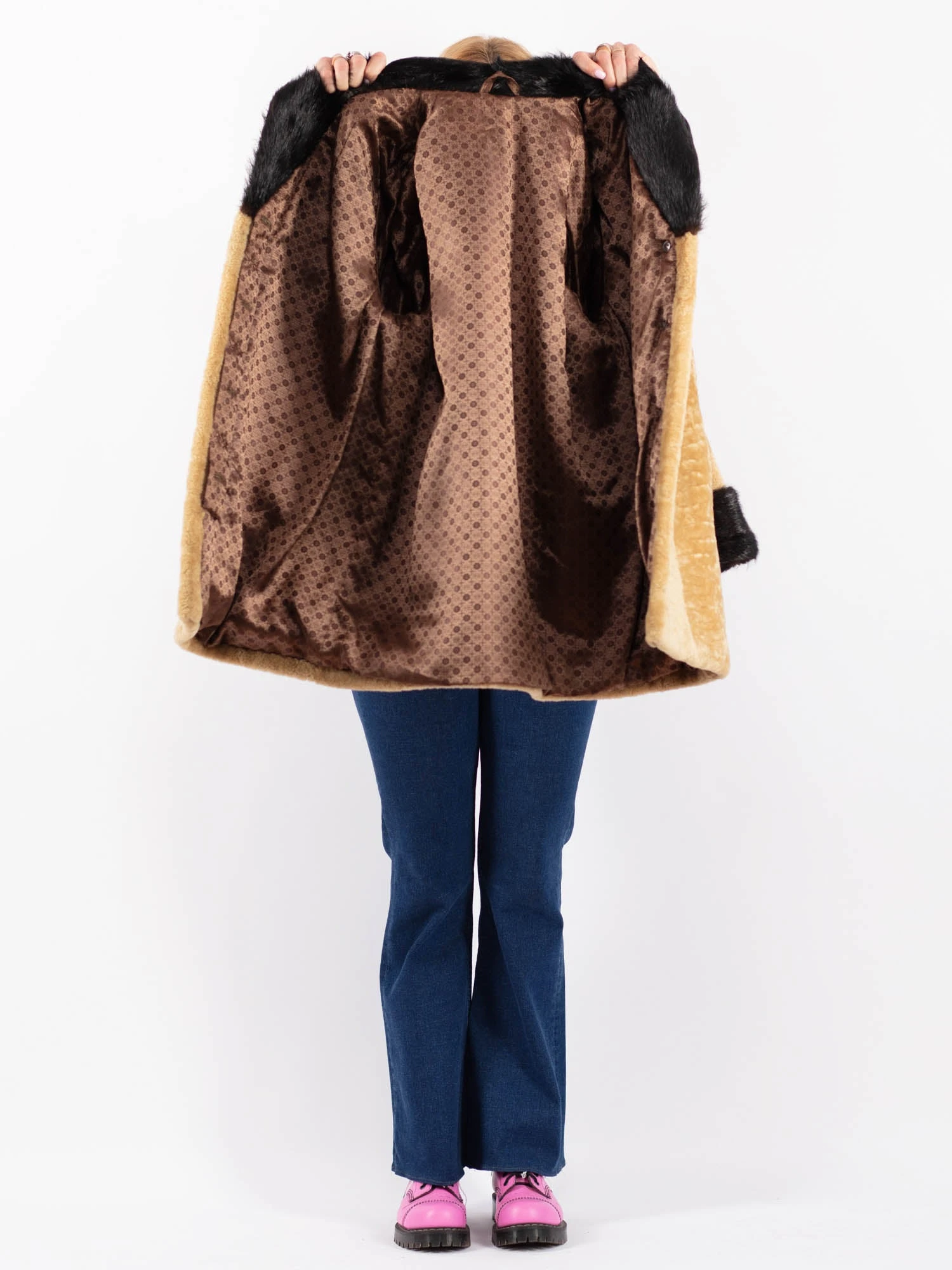 Vintage 80's Women Sheepskin Wool Coat In Beige 4 Vintage 80's Women Sheepskin Wool Coat In Beige - Image 4