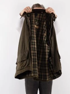 Vintage 90's Men Barbour Waxed Canvas Jacket In Green 9 Vintage 90's Men Barbour Waxed Canvas Jacket In Green -Northern Grip Vintage 90s Men Waxed Cotton Jacket 0134 b7110591 4dd7 4588 bdfc 6df2f4b19b3b