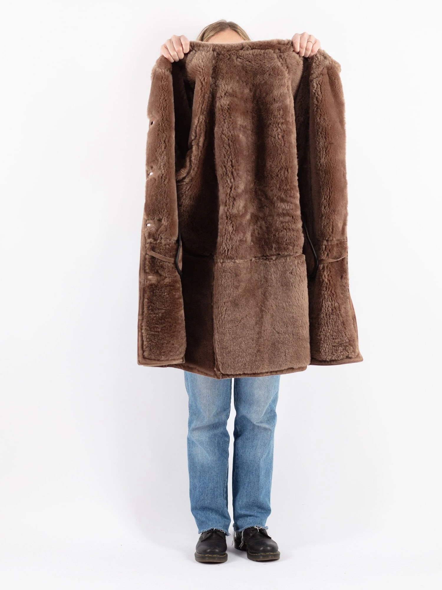 Vintage 90's Women Oversized Sheepskin Coat In Beige 4 Vintage 90's Women Oversized Sheepskin Coat In Beige - Image 4